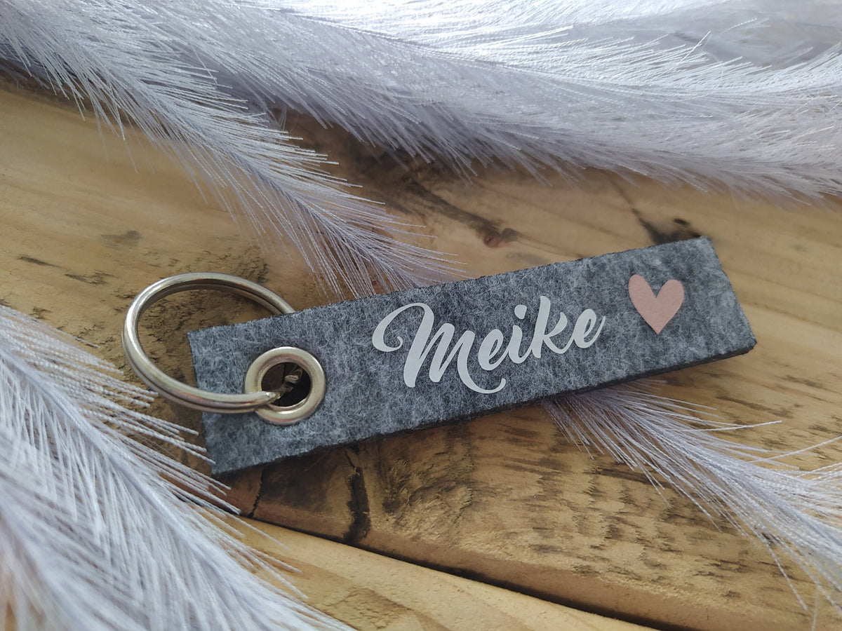 Personalisierter Schlüsselanhänger | Anhänger mit Namen | persönliches Geschenk mit Herz | Filzanhänger