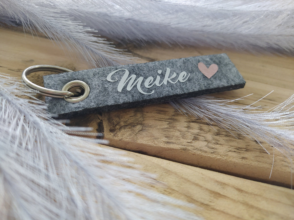 Personalisierter Schlüsselanhänger | Anhänger mit Namen | persönliches Geschenk mit Herz | Filzanhänger