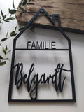Haus mit Familiennamen | personalisierter Holzkranz | Holzhaus Deko | Türkranz Nachname Holz | Türschild Häuschen