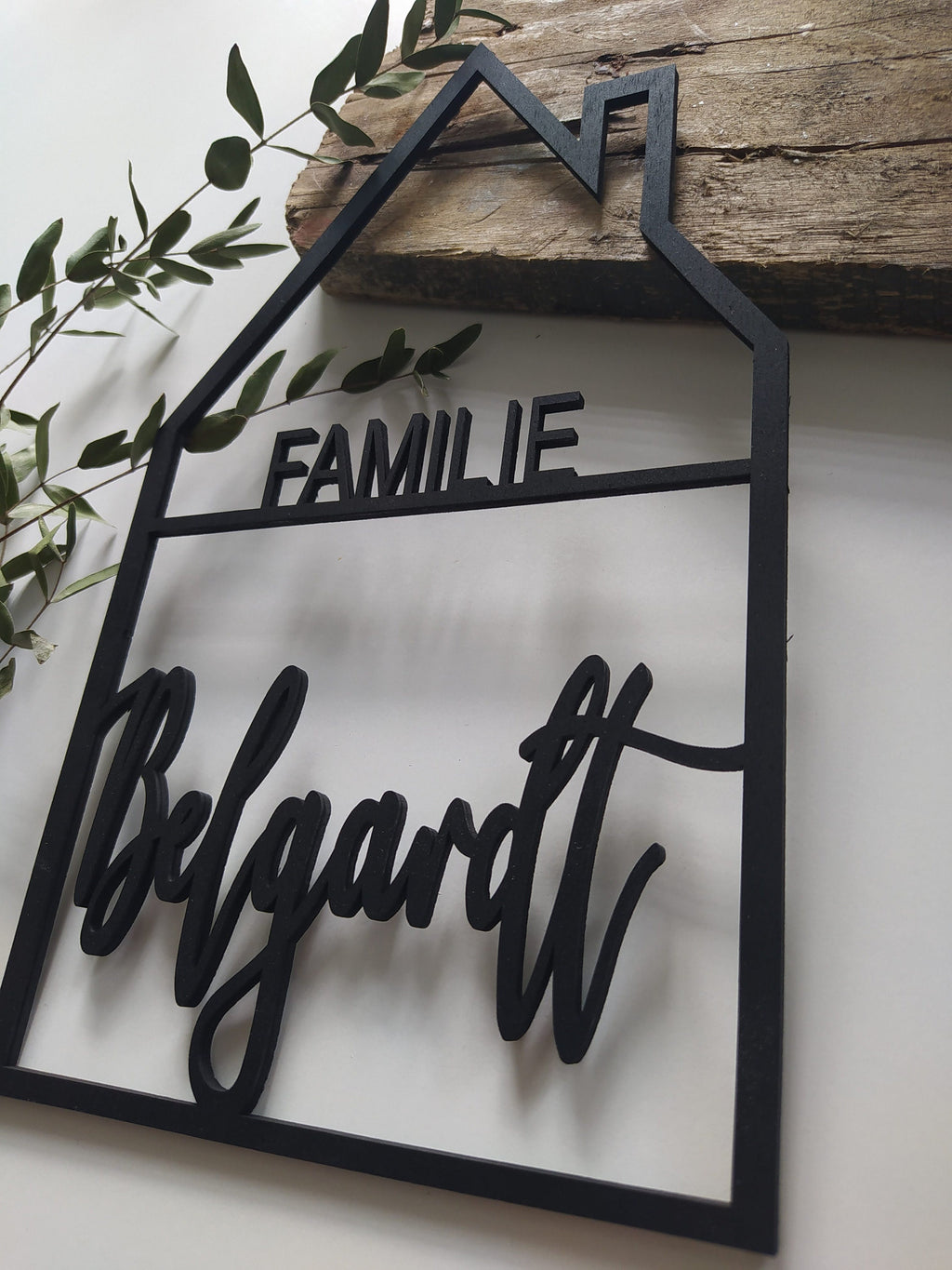 Haus mit Familiennamen | personalisierter Holzkranz | Holzhaus Deko | Türkranz Nachname Holz | Türschild Häuschen