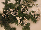 Sie sehen verschiedenen ausgelaserten Christbaumschmuck in runder und tropfen-form. Der Baumschmuck wird von uns einzeln nach Wunsch personalisiert.