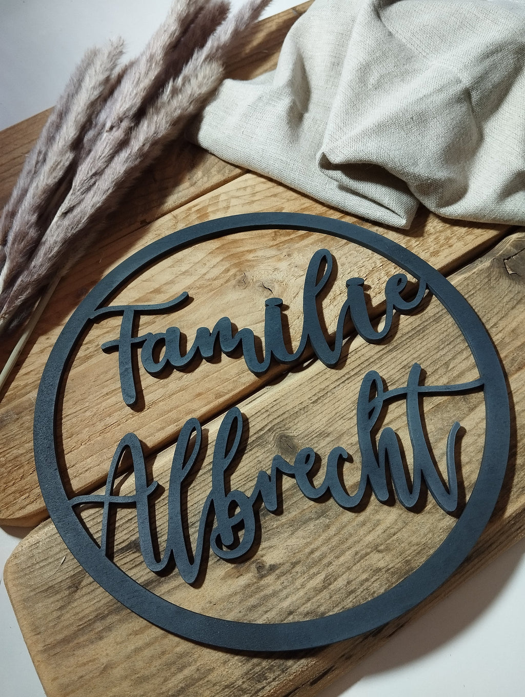 Holzkranz personalisiert mit Familienname | Türkranz mit Namen | Wanddekoration aus Holz | Geschenk zur Hochzeit, Einweihung, Geburtstag |