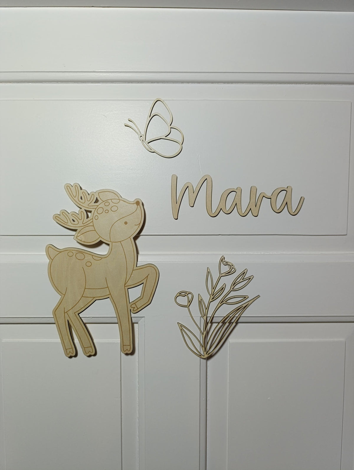 Personalisiertes Reh Türschild Wanddeko aus Holz – Individuelle Kinderzimmer-Dekoration für die Kinderzimmertür mit Schmetterling