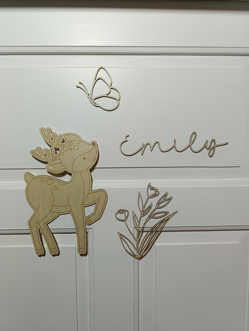 Personalisiertes Reh Türschild Wanddeko aus Holz – Individuelle Kinderzimmer-Dekoration für die Kinderzimmertür mit Schmetterling