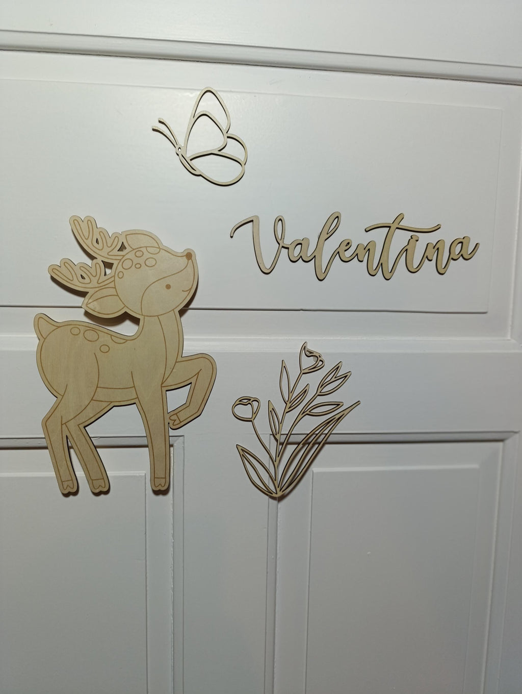 Personalisiertes Reh Türschild Wanddeko aus Holz – Individuelle Kinderzimmer-Dekoration für die Kinderzimmertür mit Schmetterling