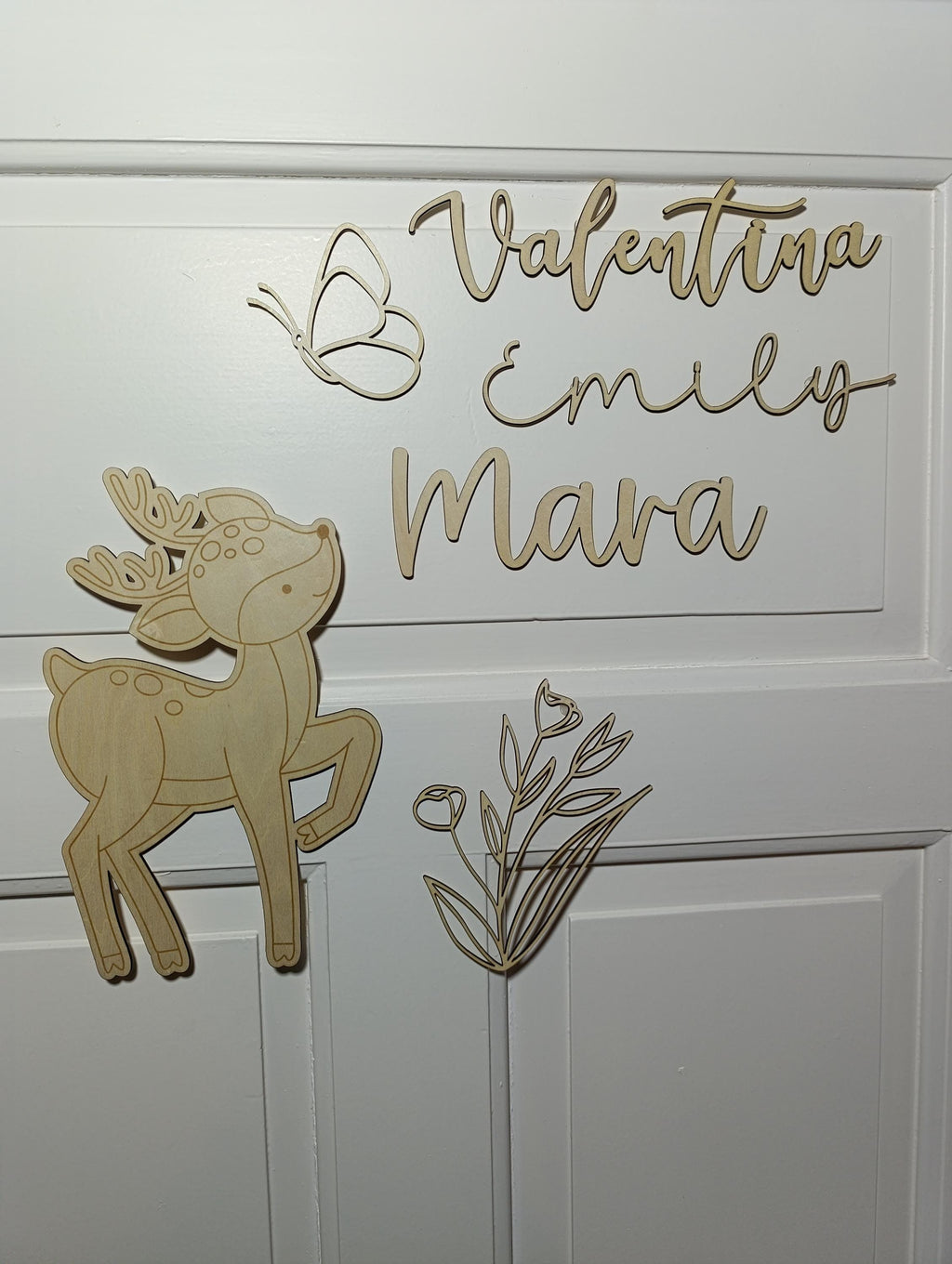 Personalisiertes Reh Türschild Wanddeko aus Holz – Individuelle Kinderzimmer-Dekoration für die Kinderzimmertür mit Schmetterling