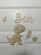 Personalisiertes Dino Türschild Wanddeko aus Holz – Einzigartige Wanddeko fürs Kinderzimmer.