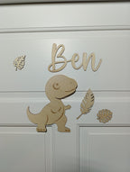 Personalisiertes Dino Türschild Wanddeko aus Holz – Einzigartige Wanddeko fürs Kinderzimmer.