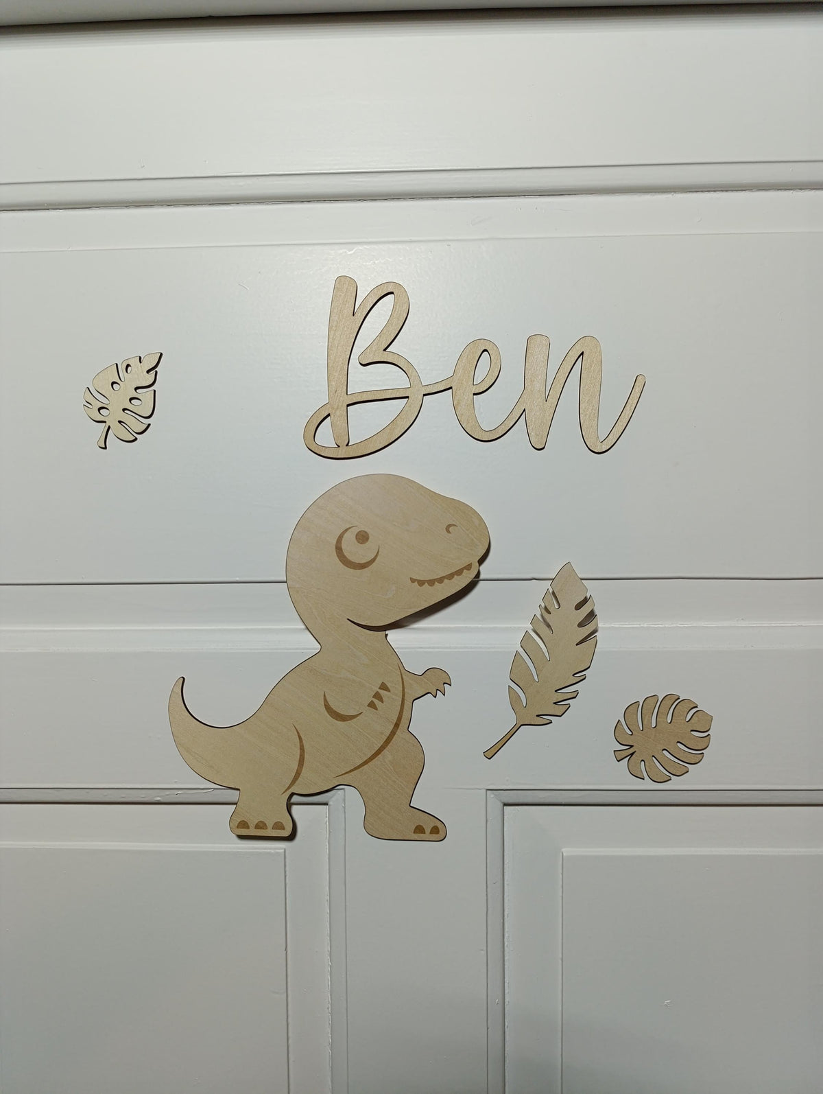 Personalisiertes Dino Türschild Wanddeko aus Holz – Einzigartige Wanddeko fürs Kinderzimmer.