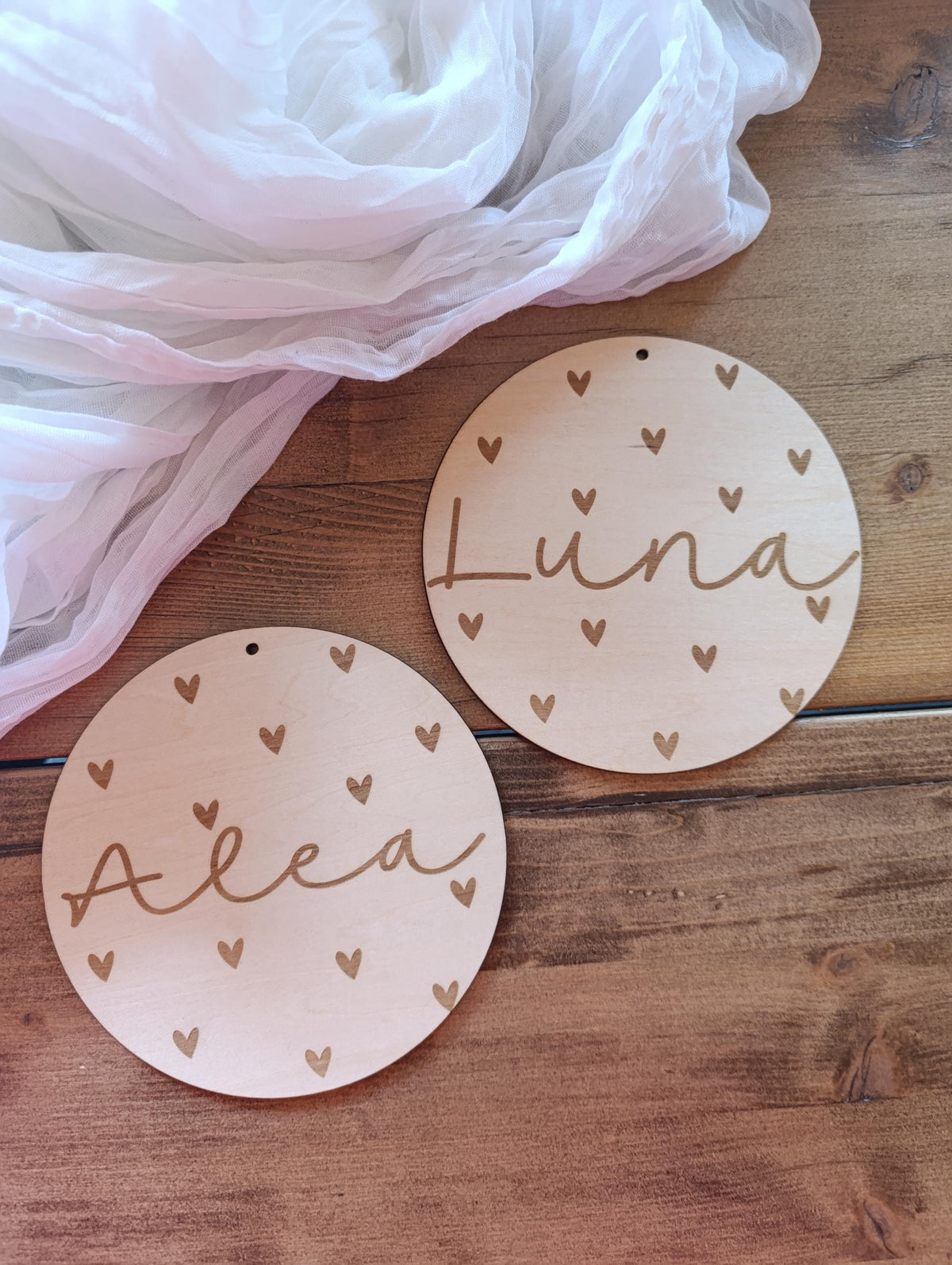 Namensschild rund Kinderzimmer Herzen | Geschenk zur Geburt | Türschild | Holzschild personalisiert | Wanddekoration | Babyzimmer | Name
