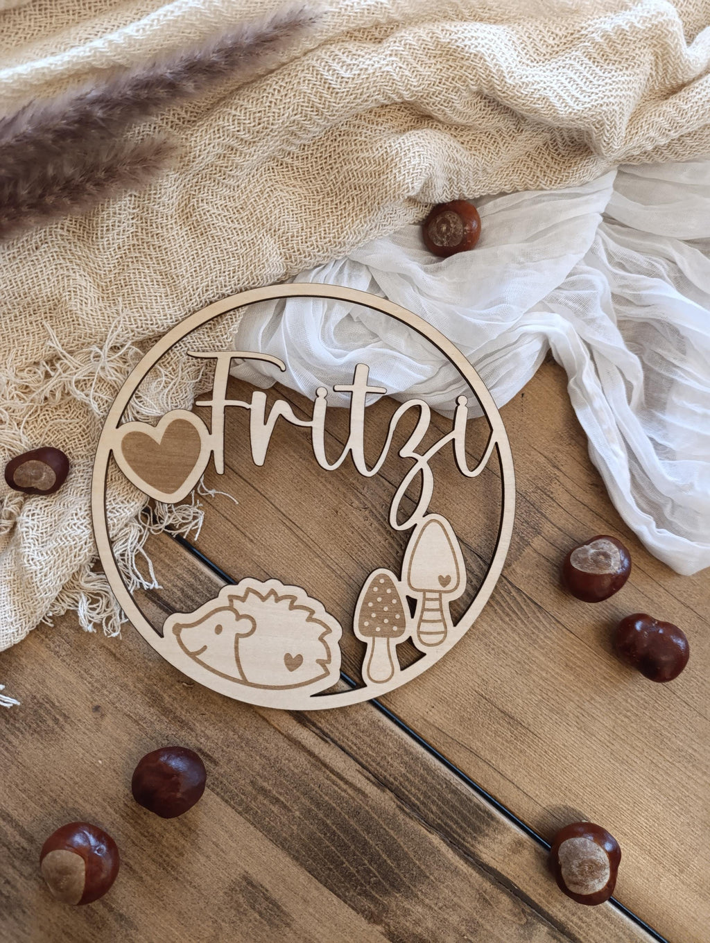 Personalisierter Türkranz aus Holz – Igel mit Pilzen | Niedlicher Waldtiere Türkranz fürs Kinderzimmer als Wanddekoration oder Türkranz