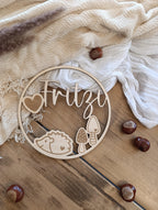Personalisierter Türkranz aus Holz – Igel mit Pilzen | Niedlicher Waldtiere Türkranz fürs Kinderzimmer als Wanddekoration oder Türkranz