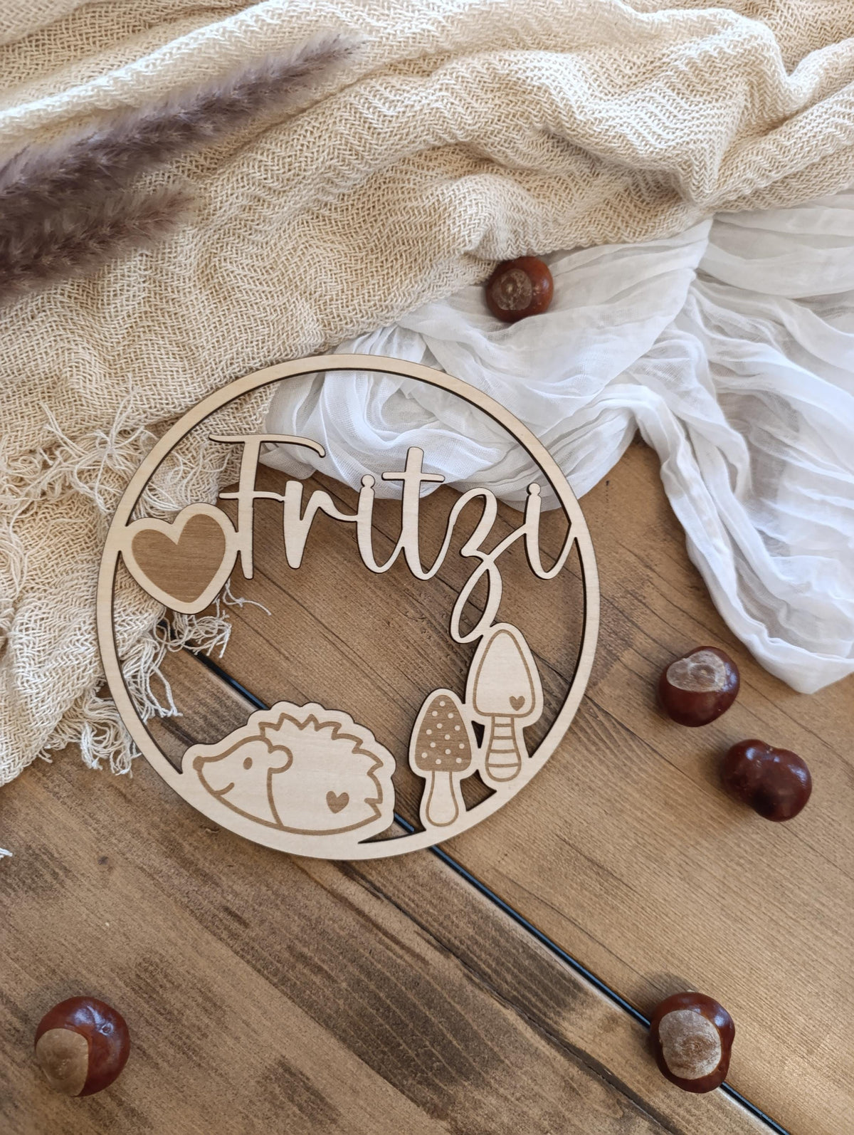 Personalisierter Türkranz aus Holz – Igel mit Pilzen | Niedlicher Waldtiere Türkranz fürs Kinderzimmer als Wanddekoration oder Türkranz