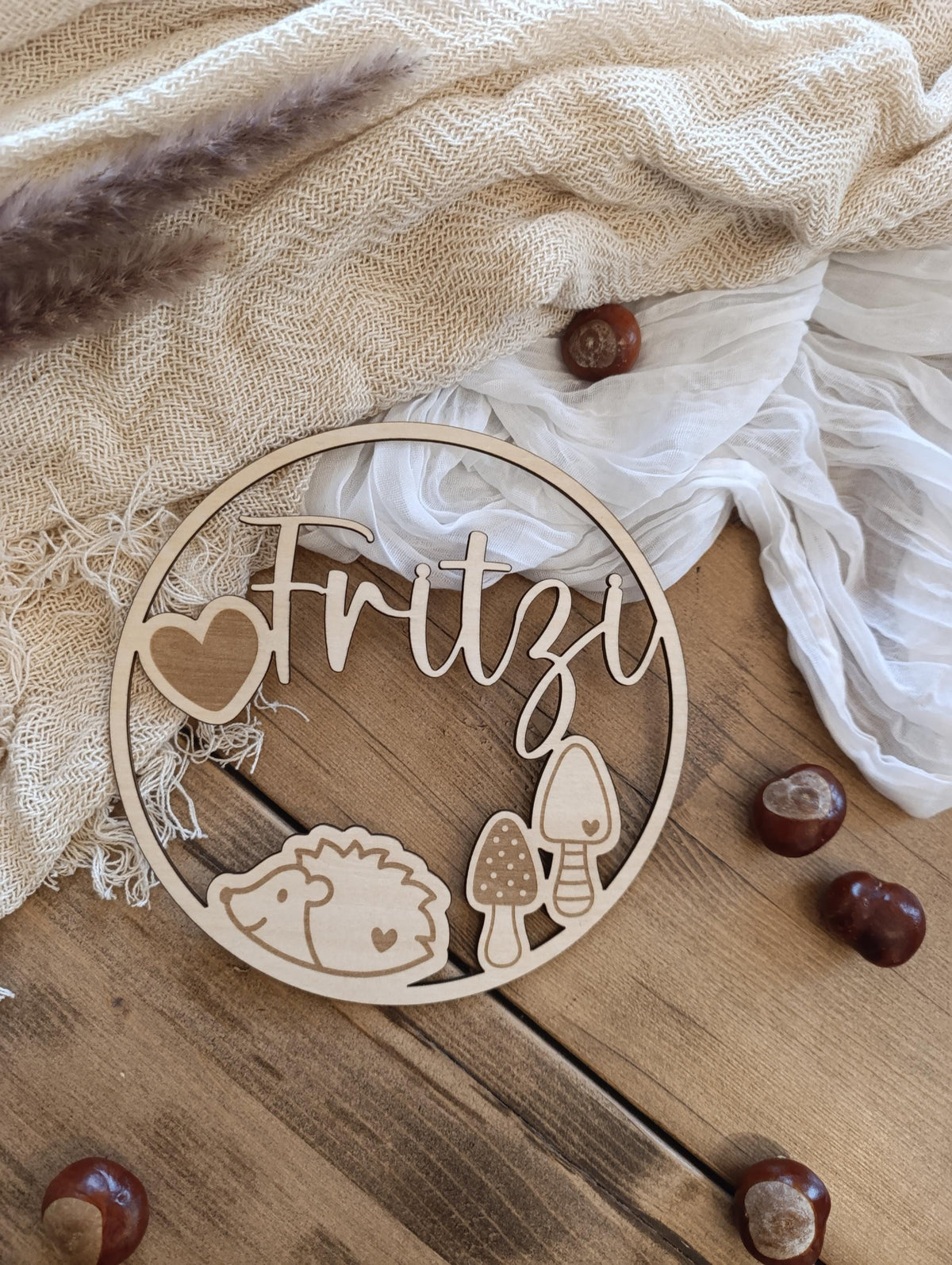 Personalisierter Türkranz aus Holz – Igel mit Pilzen | Niedlicher Waldtiere Türkranz fürs Kinderzimmer als Wanddekoration oder Türkranz