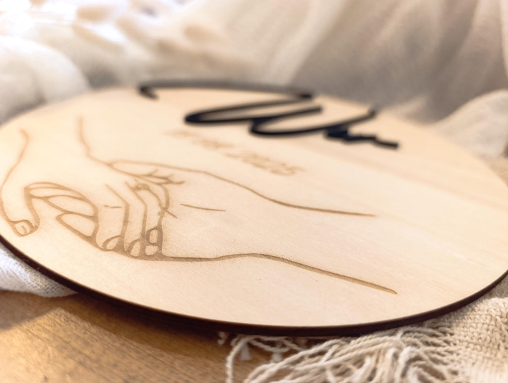 Personalisiertes Holzbild mit Datum und Händen – Einzigartiges Hochzeitsgeschenk zur Erinnerung an den großen Tag. Paargeschenk Valentinstag