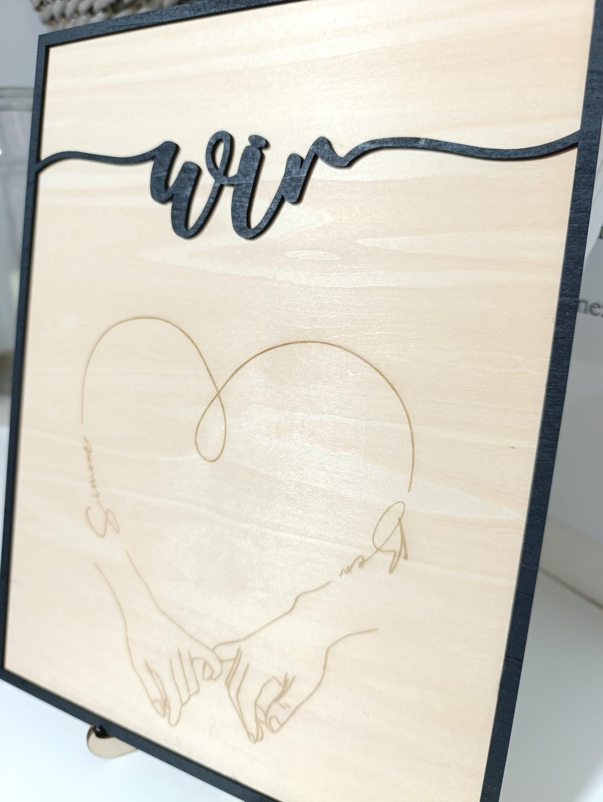 Hochzeitsgeschenk Holzbild XXL mit Herz, Namen und Händen – Paarbild zum Aufstellen aus Holz
