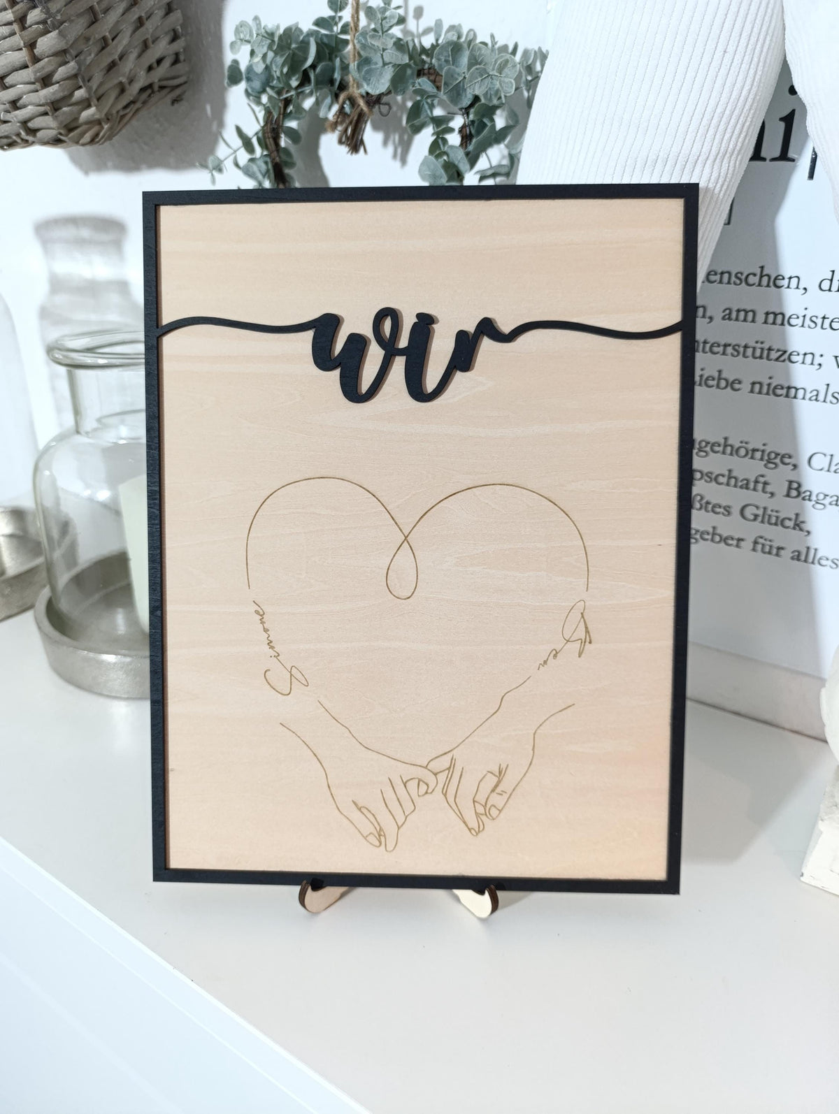 Hochzeitsgeschenk Holzbild XXL mit Herz, Namen und Händen – Paarbild zum Aufstellen aus Holz