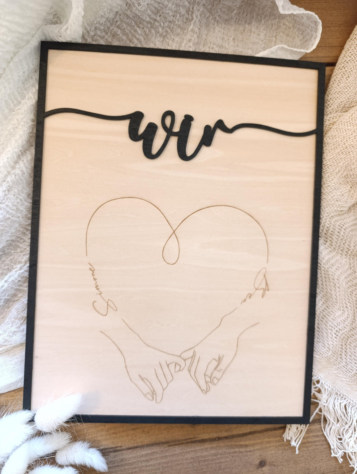Hochzeitsgeschenk Holzbild XXL mit Herz, Namen und Händen – Paarbild zum Aufstellen aus Holz