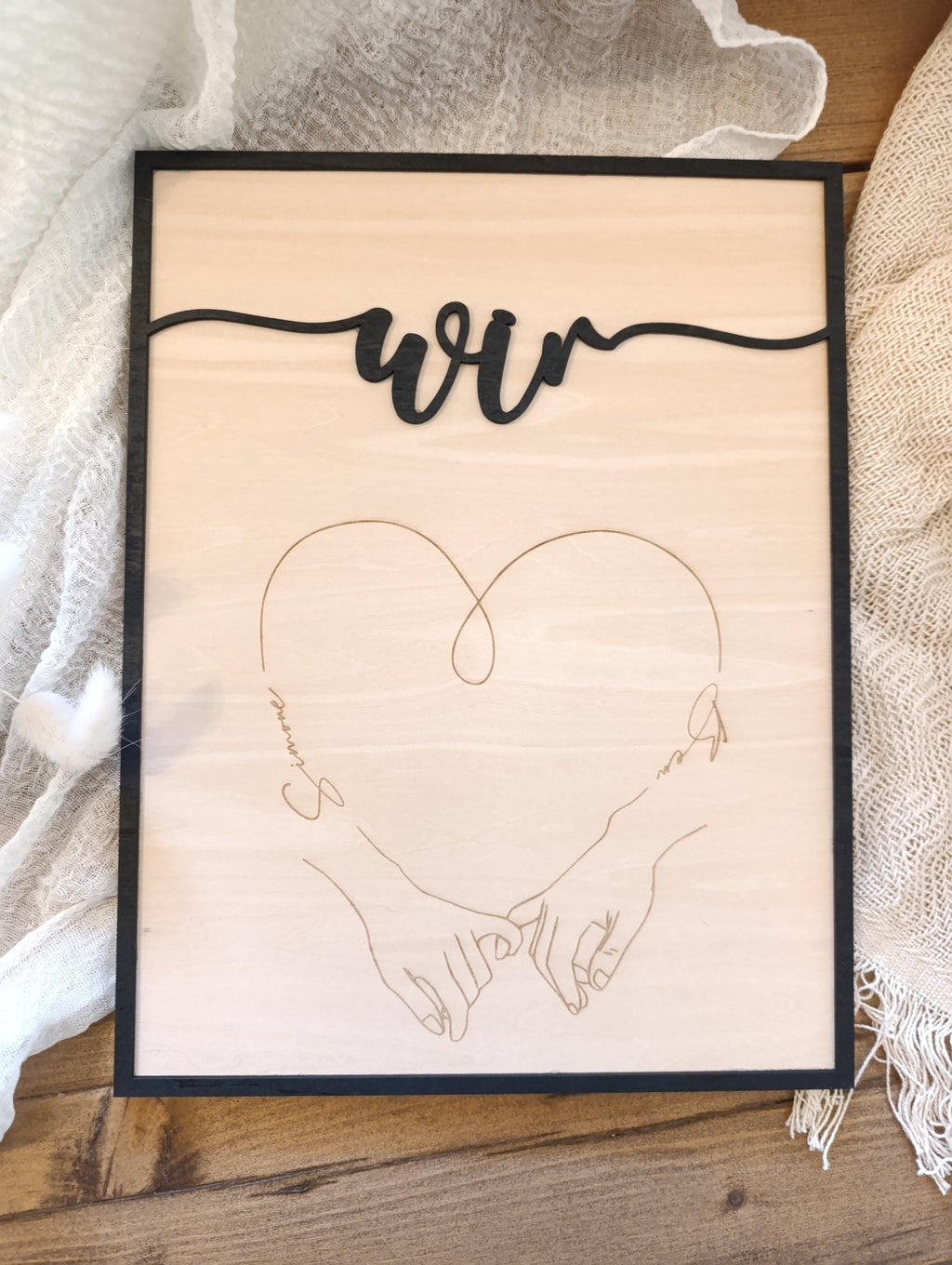 Hochzeitsgeschenk Holzbild XXL mit Herz, Namen und Händen – Paarbild zum Aufstellen aus Holz