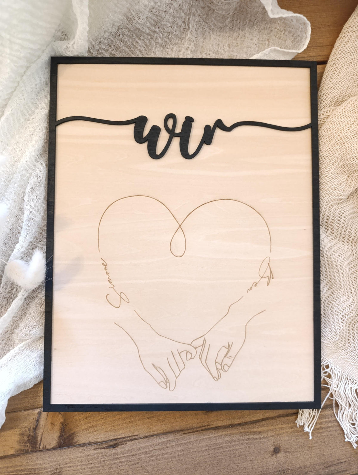 Hochzeitsgeschenk Holzbild XXL mit Herz, Namen und Händen – Paarbild zum Aufstellen aus Holz