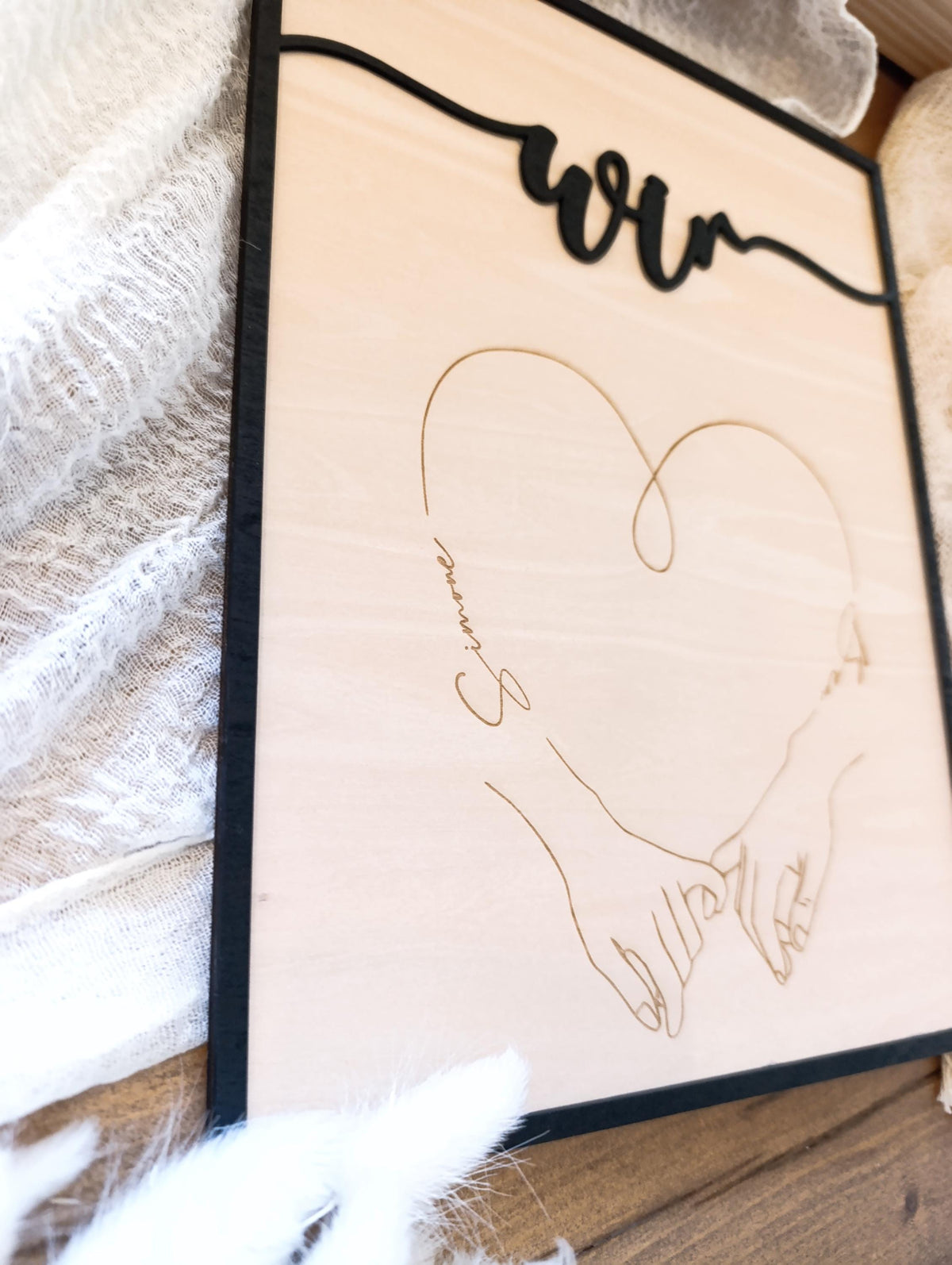 Hochzeitsgeschenk Holzbild XXL mit Herz, Namen und Händen – Paarbild zum Aufstellen aus Holz