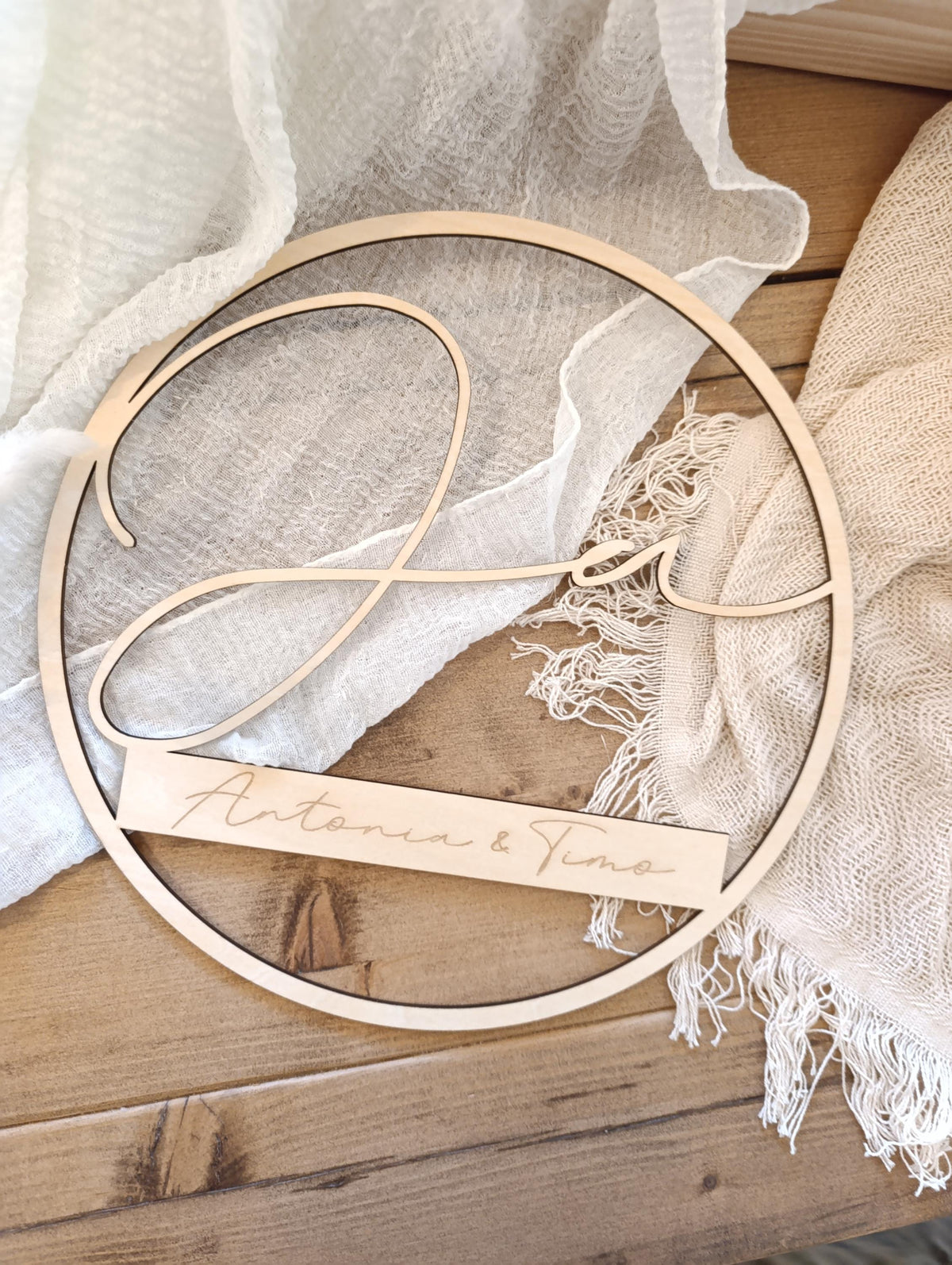 Holzkranz Hochzeit Verlobung mit Namen personalisiert – Einzigartiges Hochzeitsgeschenk zur Erinnerung an den großen Tag.