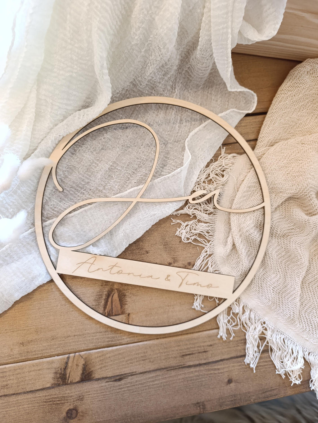 Holzkranz Hochzeit Verlobung mit Namen personalisiert – Einzigartiges Hochzeitsgeschenk zur Erinnerung an den großen Tag.