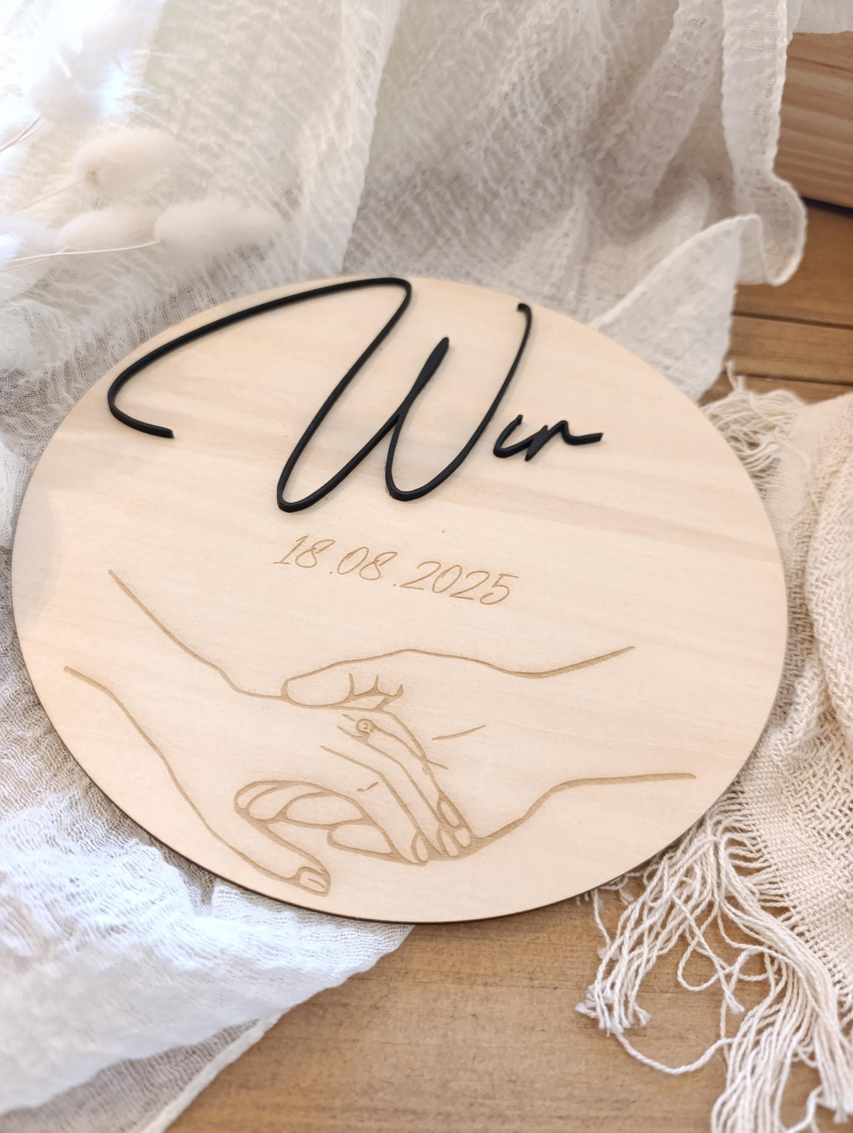 Personalisiertes Holzbild mit Datum und Händen – Einzigartiges Hochzeitsgeschenk zur Erinnerung an den großen Tag. Paargeschenk Valentinstag