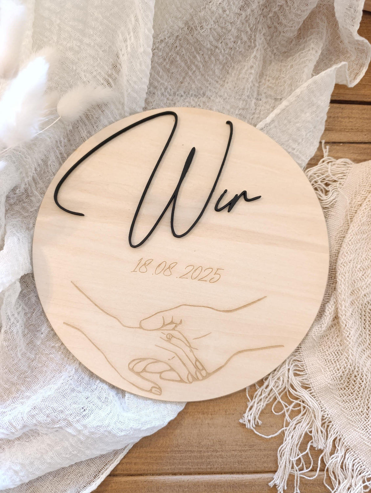 Personalisiertes Holzbild mit Datum und Händen – Einzigartiges Hochzeitsgeschenk zur Erinnerung an den großen Tag. Paargeschenk Valentinstag