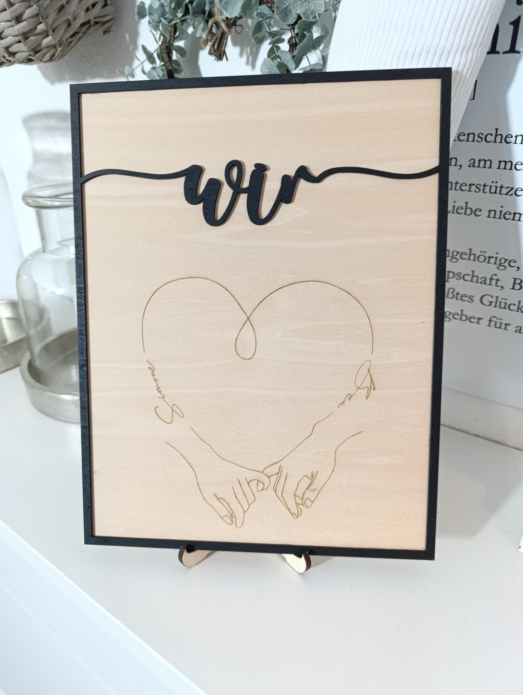 Hochzeitsgeschenk Holzbild XXL mit Herz, Namen und Händen – Paarbild zum Aufstellen aus Holz
