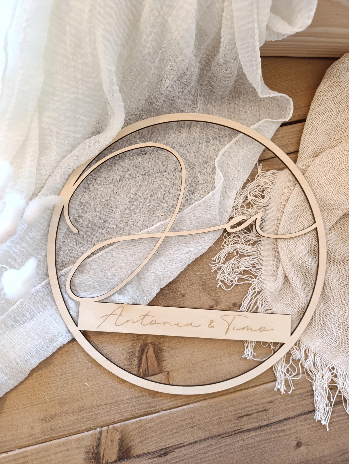 Holzkranz Hochzeit Verlobung mit Namen personalisiert – Einzigartiges Hochzeitsgeschenk zur Erinnerung an den großen Tag.