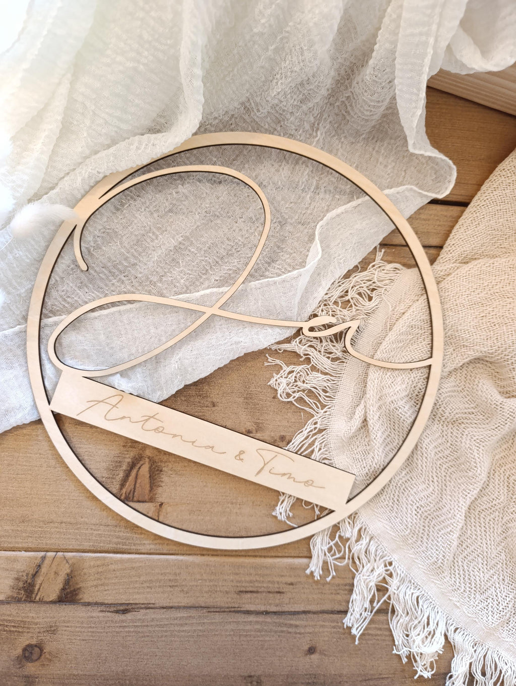 Holzkranz Hochzeit Verlobung mit Namen personalisiert – Einzigartiges Hochzeitsgeschenk zur Erinnerung an den großen Tag.