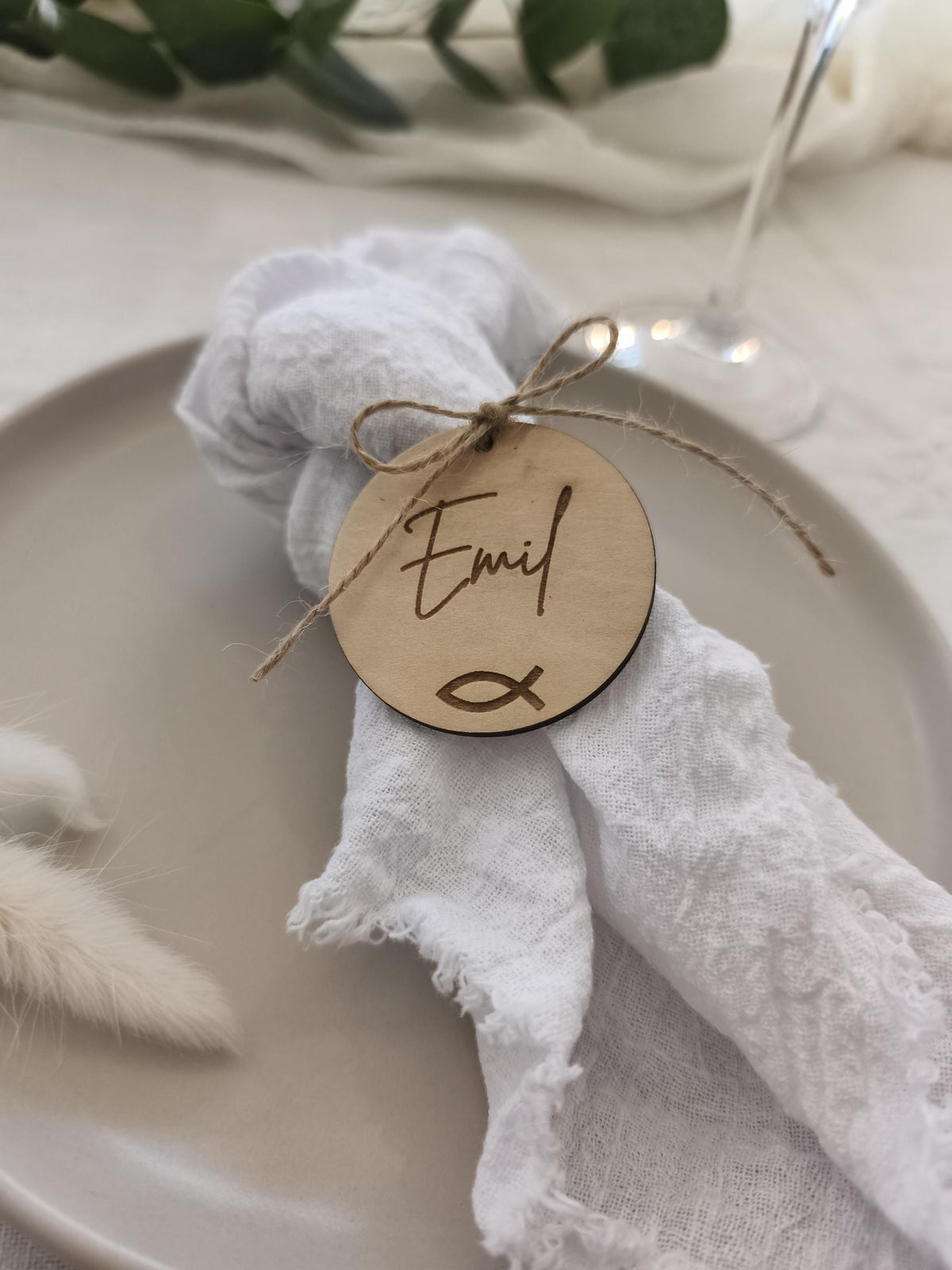 Runde Platzkarte aus Holz zur Konfirmation, Taufe, Kommunion oder Hochzeit Tischdeko mit Fischmotiv