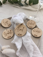 Runde Platzkarte aus Holz zur Konfirmation, Taufe, Kommunion oder Hochzeit Tischdeko mit Fischmotiv