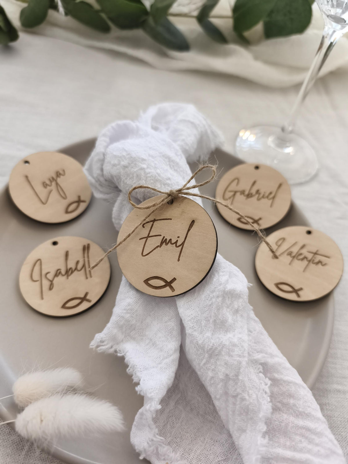 Runde Platzkarte aus Holz zur Konfirmation, Taufe, Kommunion oder Hochzeit Tischdeko mit Fischmotiv