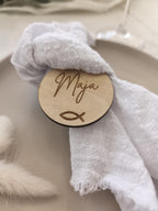 Runde Platzkarte aus Holz zur Konfirmation, Taufe, Kommunion oder Hochzeit Tischdeko mit Fischmotiv