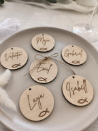 Runde Platzkarte aus Holz zur Konfirmation, Taufe, Kommunion oder Hochzeit Tischdeko mit Fischmotiv
