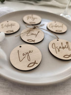 Runde Platzkarte aus Holz zur Konfirmation, Taufe, Kommunion oder Hochzeit Tischdeko mit Fischmotiv