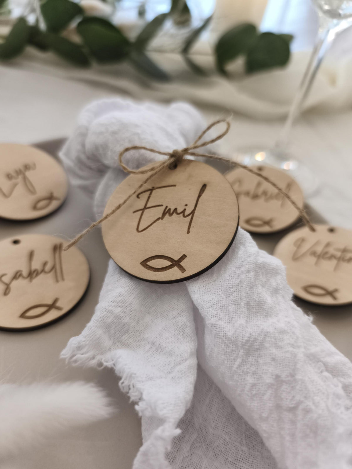 Runde Platzkarte aus Holz zur Konfirmation, Taufe, Kommunion oder Hochzeit Tischdeko mit Fischmotiv
