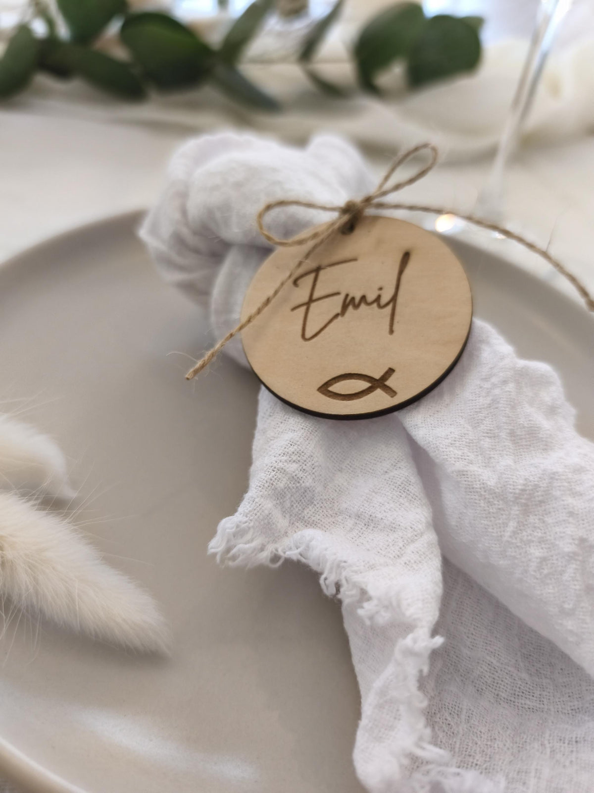 Runde Platzkarte aus Holz zur Konfirmation, Taufe, Kommunion oder Hochzeit Tischdeko mit Fischmotiv