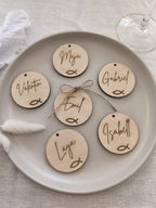 Runde Platzkarte aus Holz zur Konfirmation, Taufe, Kommunion oder Hochzeit Tischdeko mit Fischmotiv