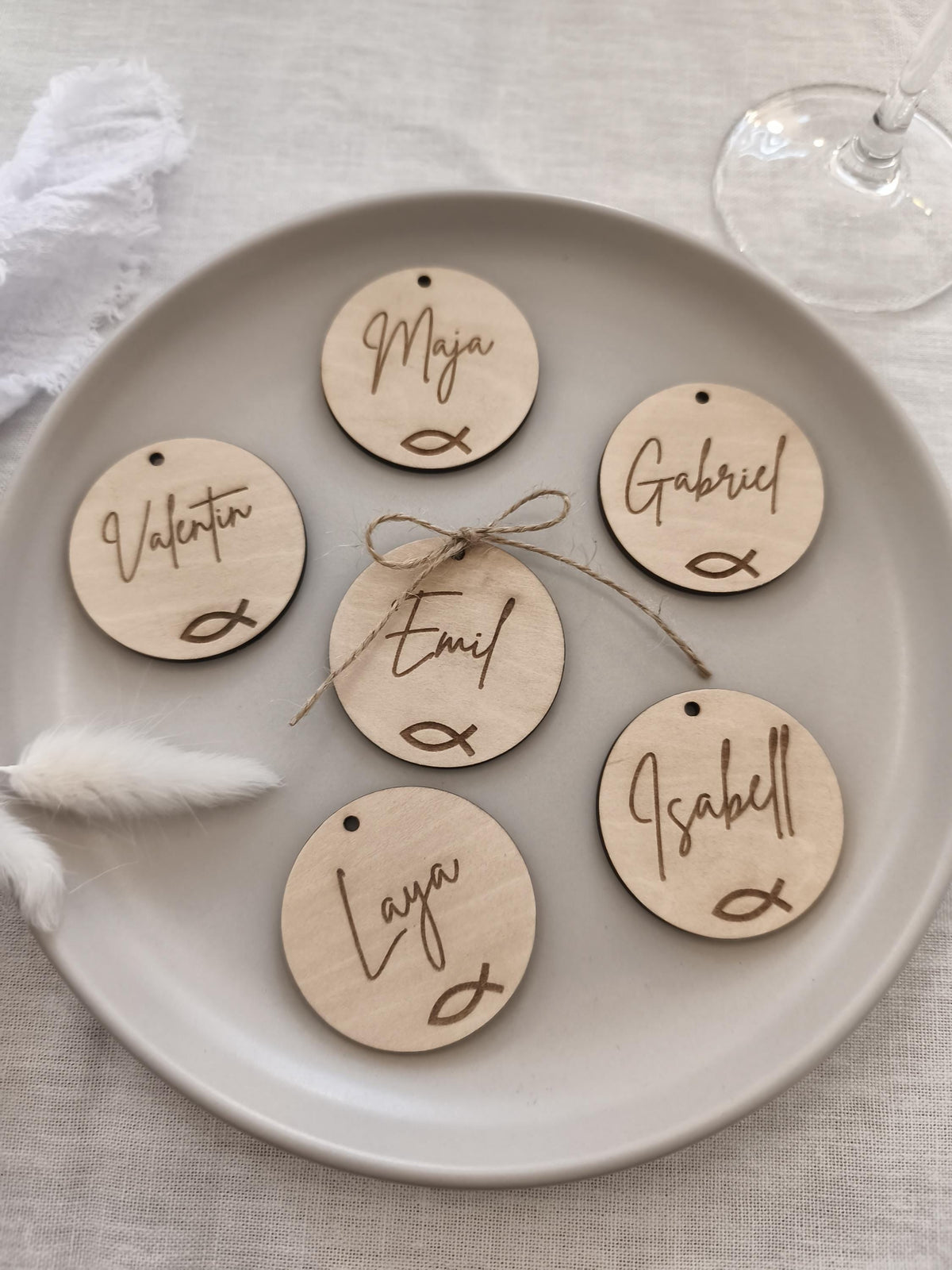 Runde Platzkarte aus Holz zur Konfirmation, Taufe, Kommunion oder Hochzeit Tischdeko mit Fischmotiv