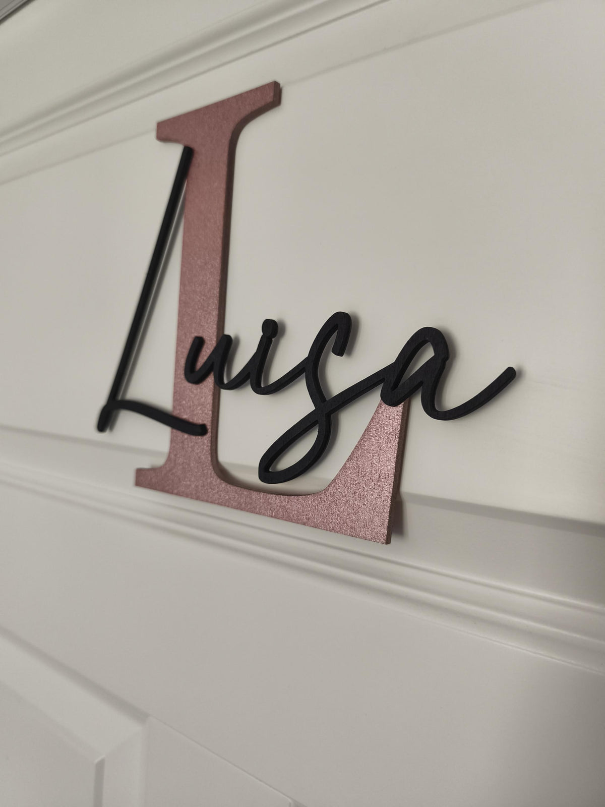 Personalisiertes Türschild Kinderzimmer 25cm 30cm hoch mit moderner Schrift. Namensschild aus Holz mit Buchstabe & Schriftzug