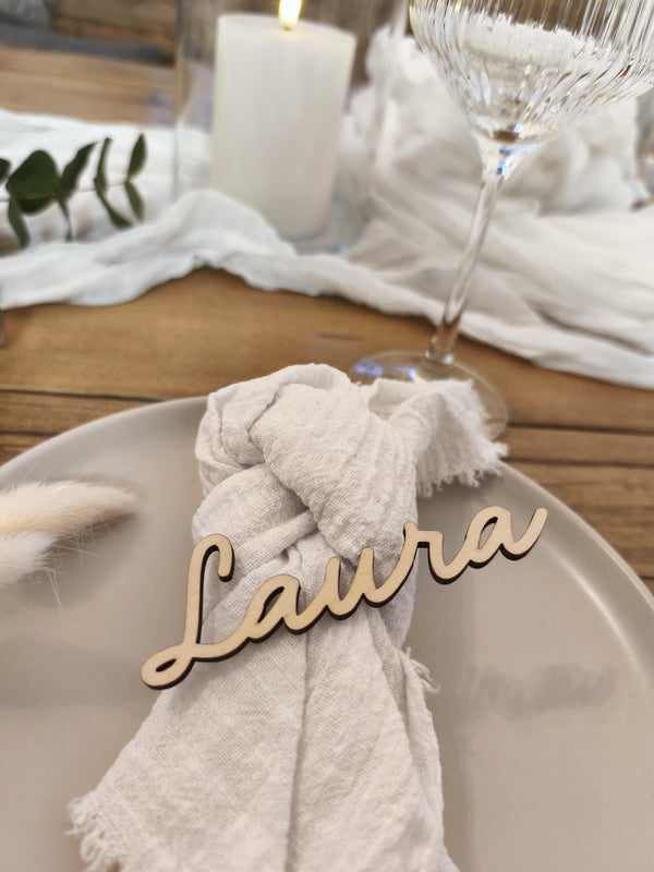 Platzkarte Hochzeit aus Holz personalisiert – Schreibschrift
