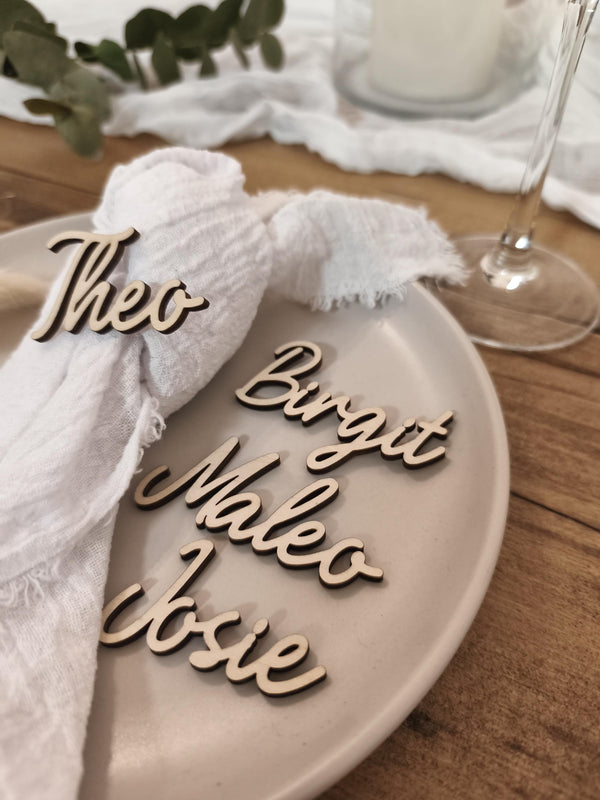 Platzkarte Hochzeit aus Holz – Schreibschrift & Doppelnamen