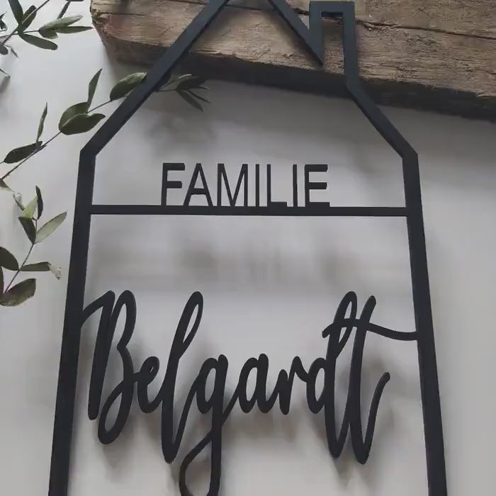Haus mit Familiennamen | personalisierter Holzkranz | Holzhaus Deko | Türkranz Nachname Holz | Türschild Häuschen