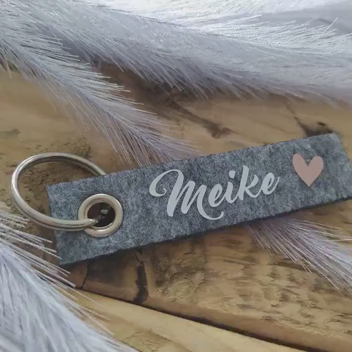 Personalisierter Schlüsselanhänger | Anhänger mit Namen | persönliches Geschenk mit Herz | Filzanhänger